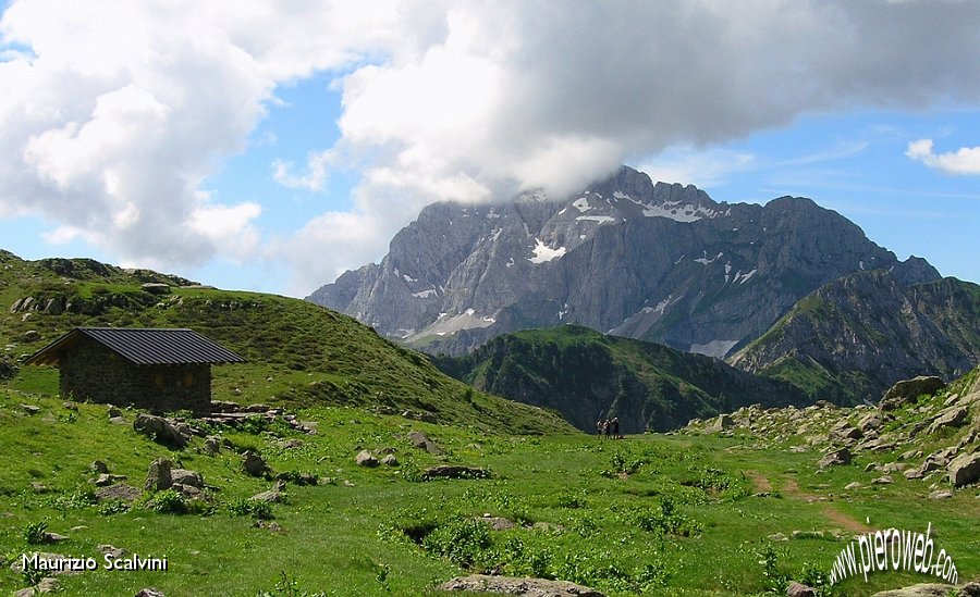 33 Baita Valle della Croce e il dolomitico Arera.JPG